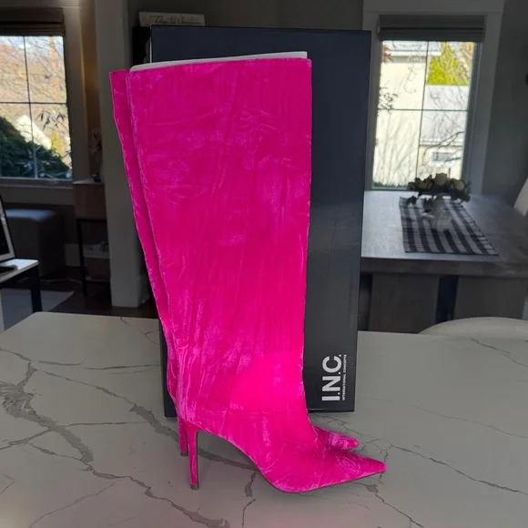 Pinky Boot - Picture 1 of 4